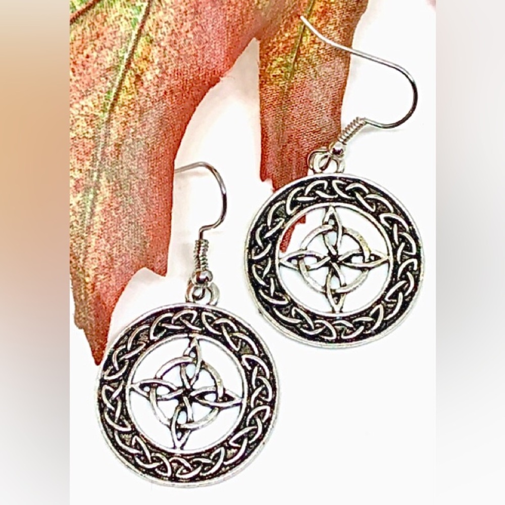 Celtic 4 Point Witch Knot Interwoven Circle Border Antique Silver Tone Earrings